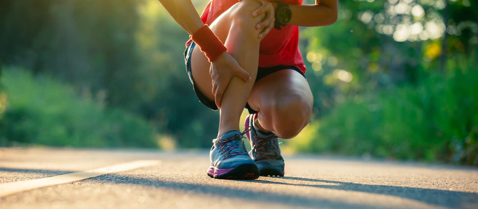 Sportif se tenant le mollet après une blessure
