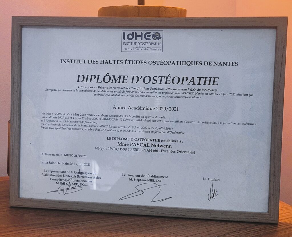 Photo du diplôme de Nolwenn Pascal encadré et posé sur une table